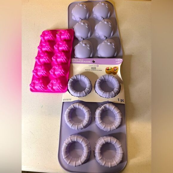 Three silicone Easter baking molds - Picture 1 of 5